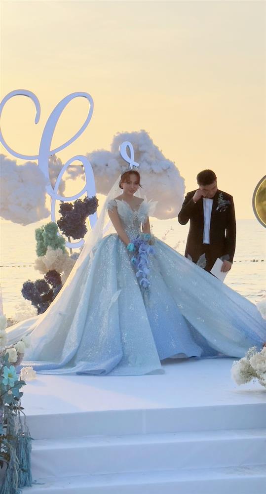 Chồng gạt nước mắt trong đám cưới với MC Vân Hugo trước biển-8