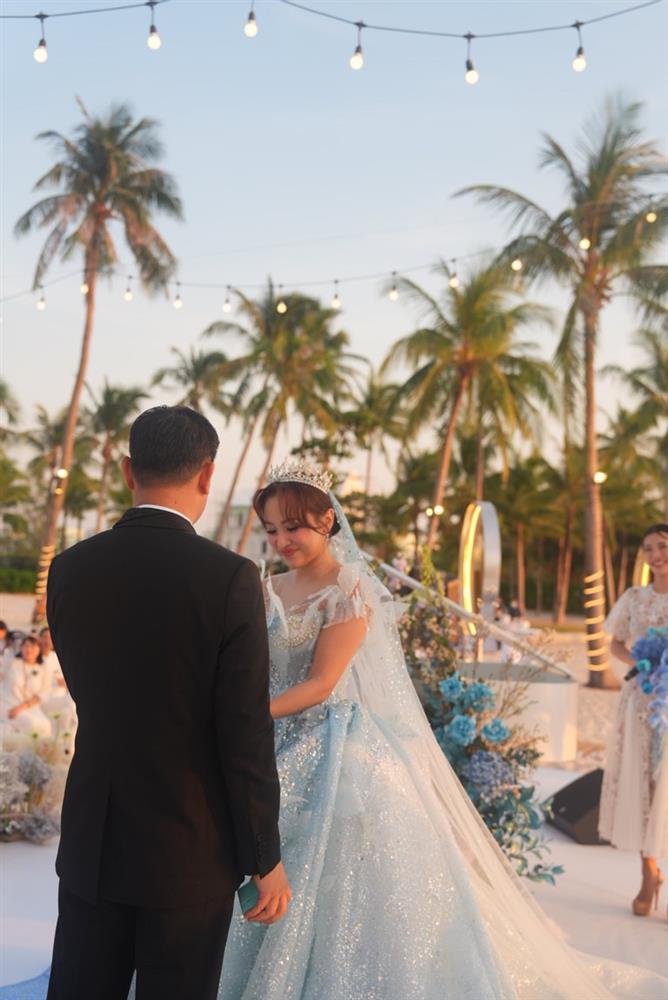 Chồng gạt nước mắt trong đám cưới với MC Vân Hugo trước biển-9