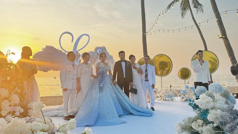 Chồng gạt nước mắt trong đám cưới với MC Vân Hugo trước biển-10