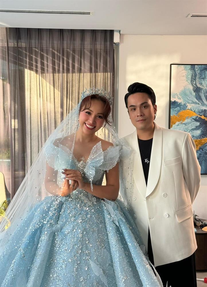 Chồng gạt nước mắt trong đám cưới với MC Vân Hugo trước biển-11