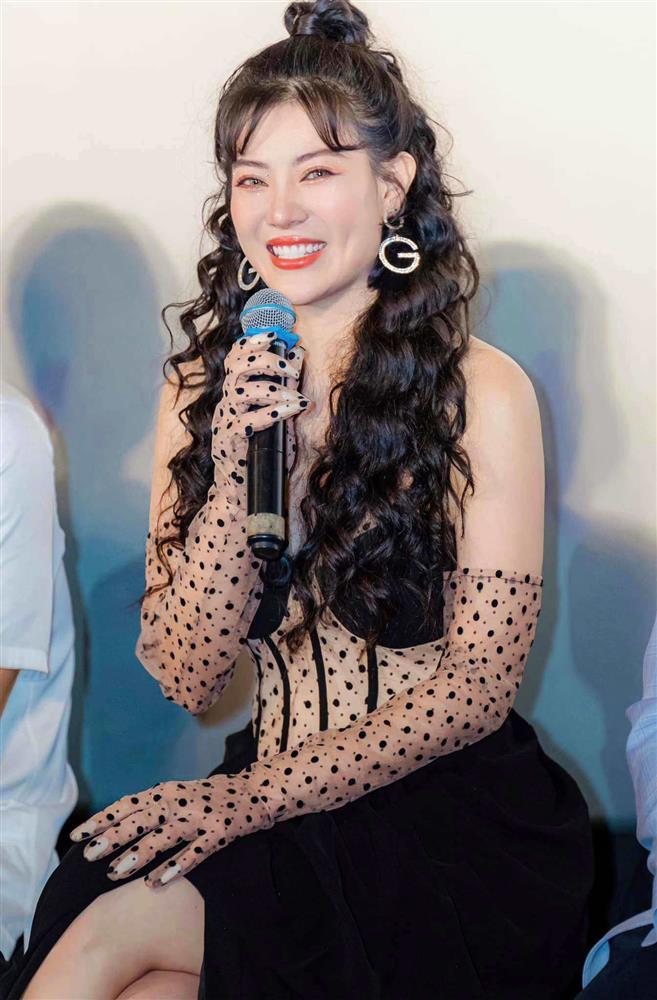 Mỹ nữ đóng Quỳnh Búp Bê có gu ăn mặc lả lơi, đang được đồn tham gia Táo Quân 2024-7