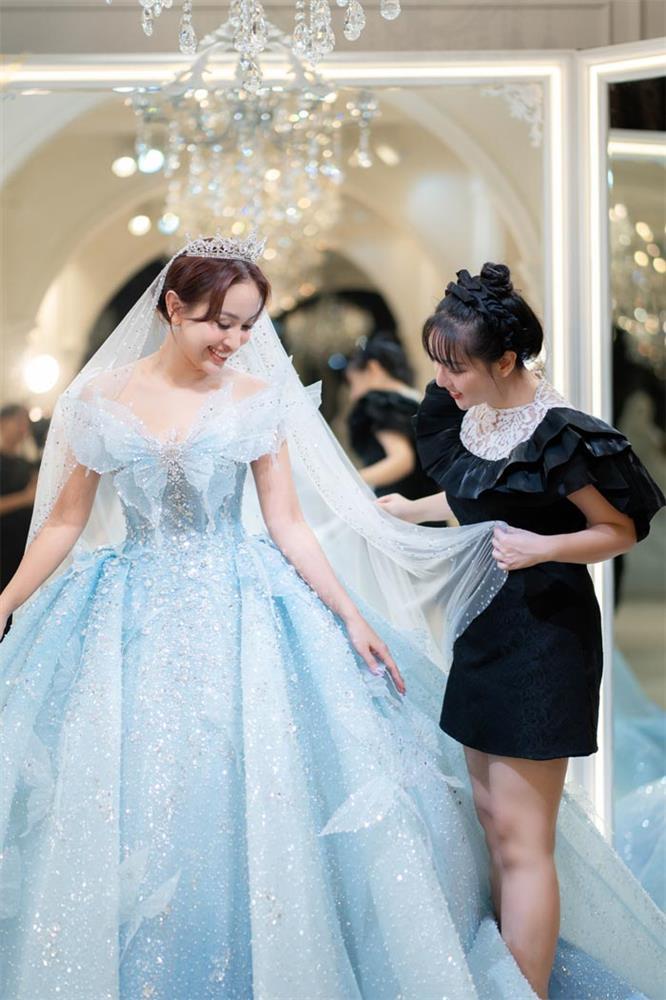 Váy cưới của Vân Hugo nặng 12 kg, đính hàng nghìn viên pha lê-3