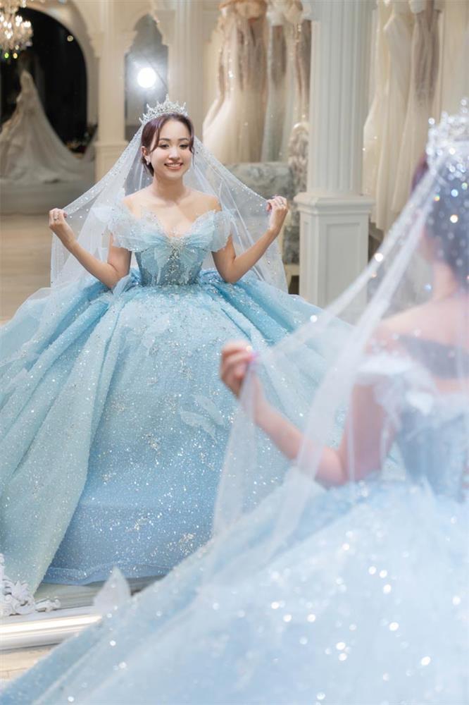 Váy cưới của Vân Hugo nặng 12 kg, đính hàng nghìn viên pha lê-2