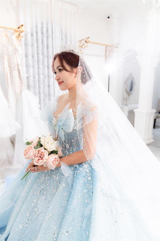 Váy cưới của Vân Hugo nặng 12 kg, đính hàng nghìn viên pha lê-4