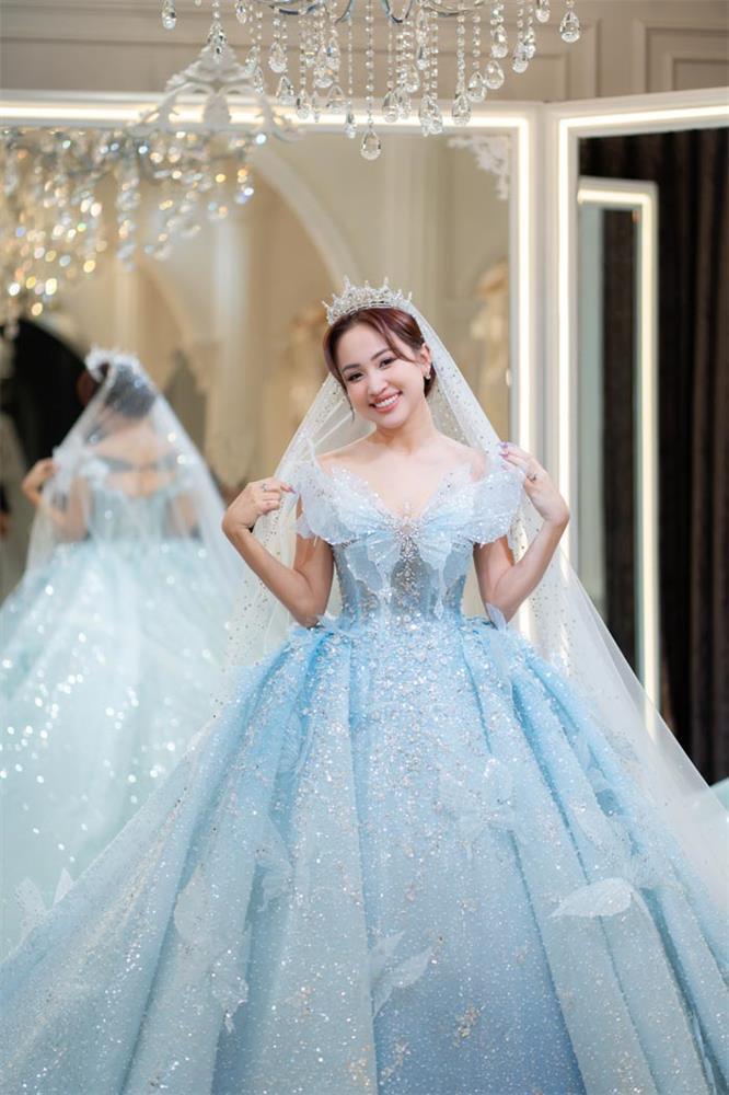 Váy cưới của Vân Hugo nặng 12 kg, đính hàng nghìn viên pha lê-6