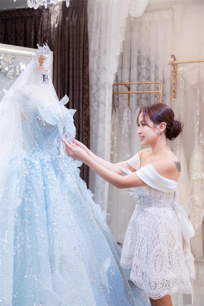Váy cưới của Vân Hugo nặng 12 kg, đính hàng nghìn viên pha lê-5