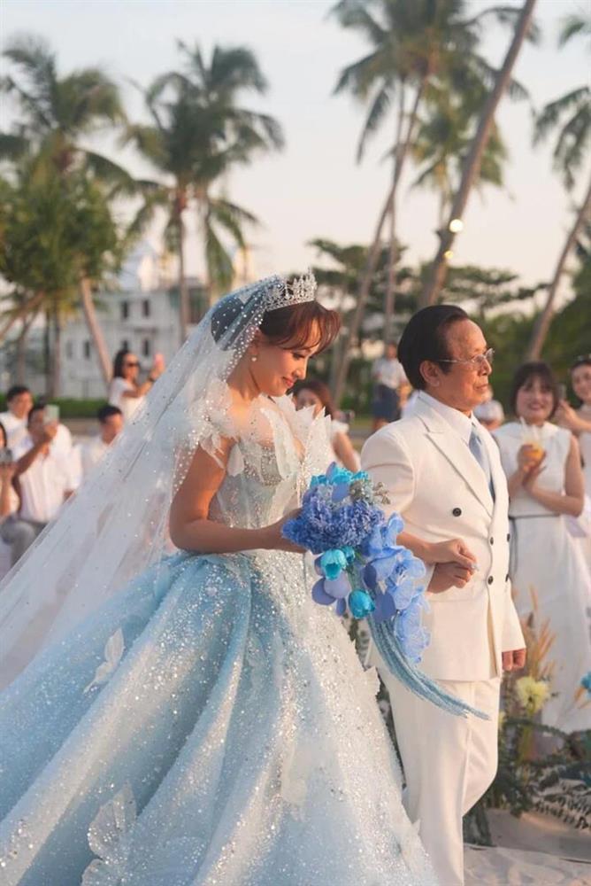 Váy cưới của Vân Hugo nặng 12 kg, đính hàng nghìn viên pha lê-1