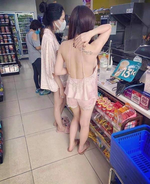 Chị em mặc đồ ngủ hở mạn sườn dạo phố dễ gặp tình huống ái ngại-3