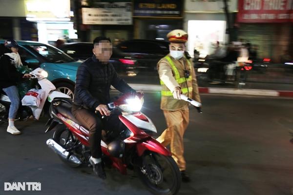 Xuyên đêm xử lý vi phạm, cảnh sát 141 phát hiện bình khí cười và côn 3 khúc-1