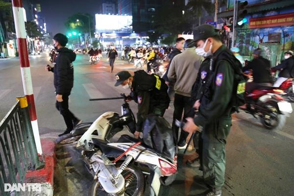 Xuyên đêm xử lý vi phạm, cảnh sát 141 phát hiện bình khí cười và côn 3 khúc-2