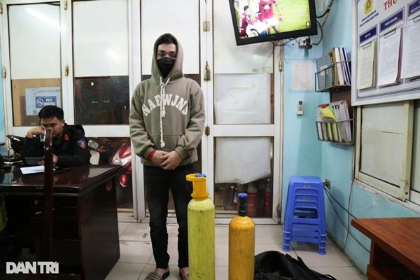 Xuyên đêm xử lý vi phạm, cảnh sát 141 phát hiện bình khí cười và côn 3 khúc-3