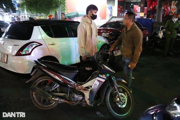 Xuyên đêm xử lý vi phạm, cảnh sát 141 phát hiện bình khí cười và côn 3 khúc-4