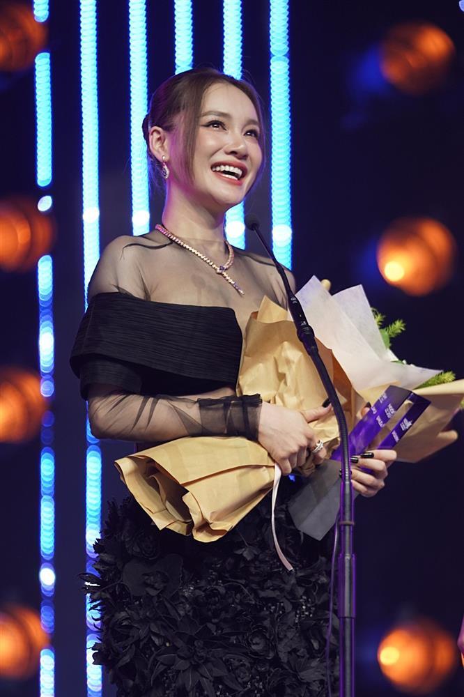 Nhã Phương nghẹn ngào cảm ơn Trường Giang khi được giải Hot mom-1