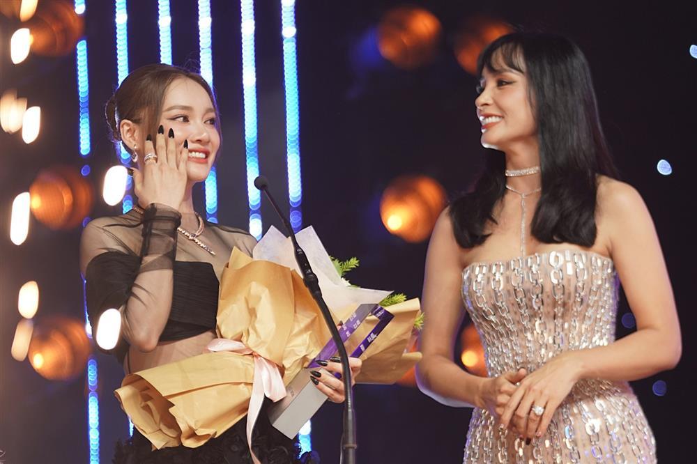 Nhã Phương nghẹn ngào cảm ơn Trường Giang khi được giải Hot mom-2