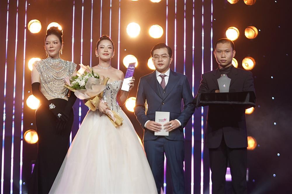 Nhã Phương nghẹn ngào cảm ơn Trường Giang khi được giải Hot mom-4