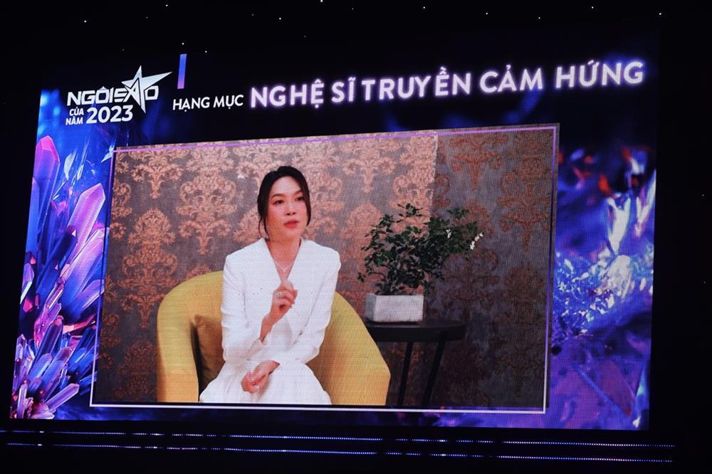 Nhã Phương nghẹn ngào cảm ơn Trường Giang khi được giải Hot mom-5