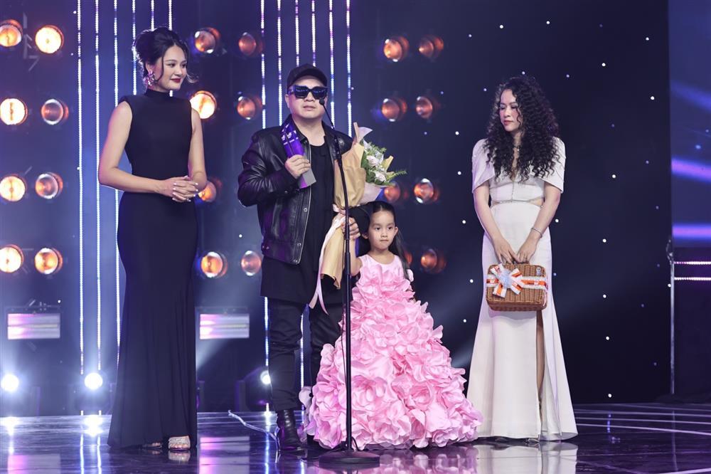 Nhã Phương nghẹn ngào cảm ơn Trường Giang khi được giải Hot mom-6