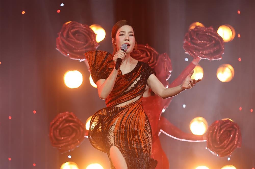 Nhã Phương nghẹn ngào cảm ơn Trường Giang khi được giải Hot mom-10