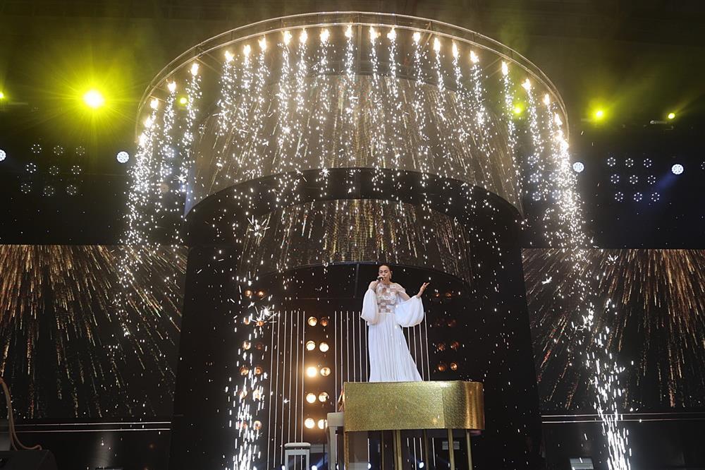 Nhã Phương nghẹn ngào cảm ơn Trường Giang khi được giải Hot mom-12