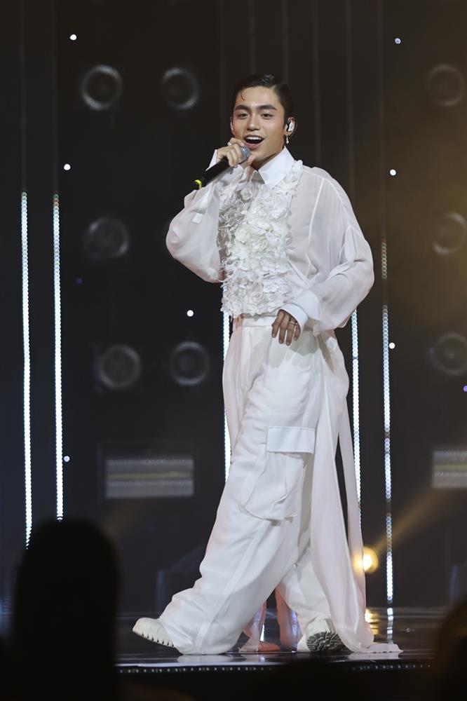 Nhã Phương nghẹn ngào cảm ơn Trường Giang khi được giải Hot mom-9