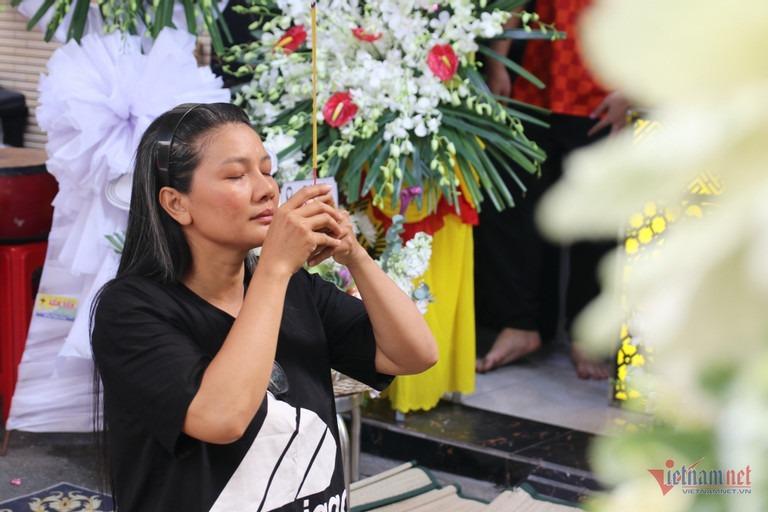 Kiều Trinh mang ly cà phê đặt lên bàn thờ nghẹn ngào viếng diễn viên Thanh Hoa-1