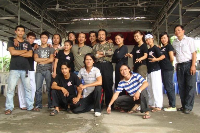 Kiều Trinh mang ly cà phê đặt lên bàn thờ nghẹn ngào viếng diễn viên Thanh Hoa-4