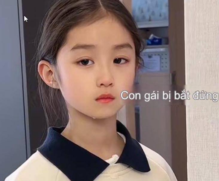 Cô bé gây sốt vì sở hữu nét đẹp như thiên thần, xinh yêu đến mấy cũng bị mẹ phạt mà thôi!-1