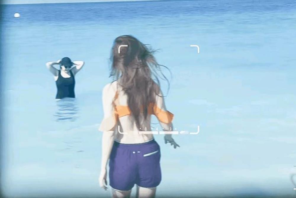 Lưu Diệc Phi bất ngờ lộ ảnh trên bãi biển, vóc dáng hiện tại gây tranh cãi vì điều này-1