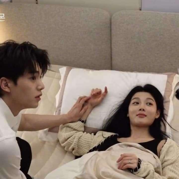 Hậu trường cảnh nóng táo bạo trong phim Hàn hot nhất hiện tại-4