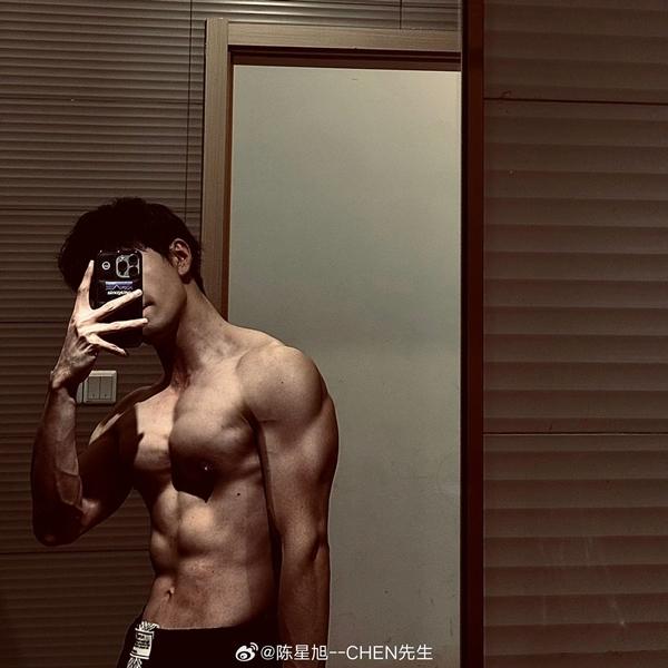 Trần Tinh Húc khoe cơ bụng 6 múi, hoàn hảo ra sao mà netizen nhận xét đẹp như tượng tạc?-1