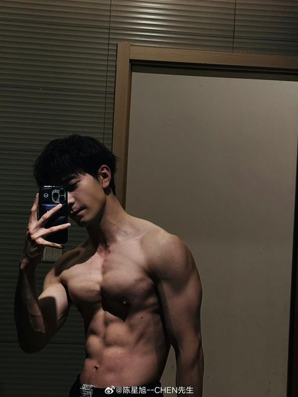 Trần Tinh Húc khoe cơ bụng 6 múi, hoàn hảo ra sao mà netizen nhận xét đẹp như tượng tạc?-2