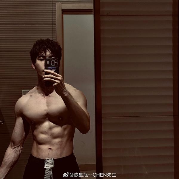 Trần Tinh Húc khoe cơ bụng 6 múi, hoàn hảo ra sao mà netizen nhận xét đẹp như tượng tạc?-3