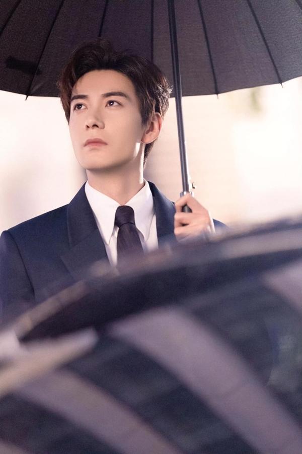 Trần Tinh Húc khoe cơ bụng 6 múi, hoàn hảo ra sao mà netizen nhận xét đẹp như tượng tạc?-4