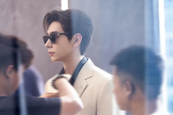 Trần Tinh Húc khoe cơ bụng 6 múi, hoàn hảo ra sao mà netizen nhận xét đẹp như tượng tạc?-7