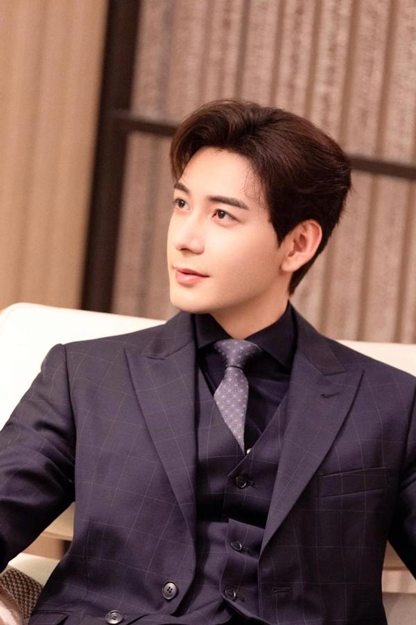 Trần Tinh Húc khoe cơ bụng 6 múi, hoàn hảo ra sao mà netizen nhận xét đẹp như tượng tạc?-8