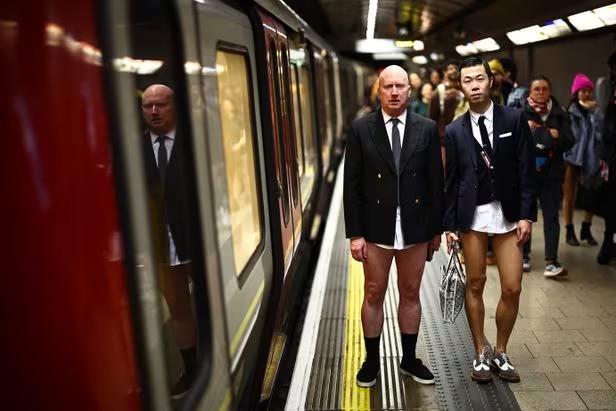 Rộ trend hàng trăm người dân Anh đồng loạt không mặc quần đi tàu điện ngầm-1