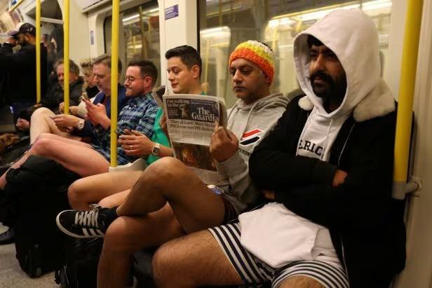 Rộ trend hàng trăm người dân Anh đồng loạt không mặc quần đi tàu điện ngầm-2