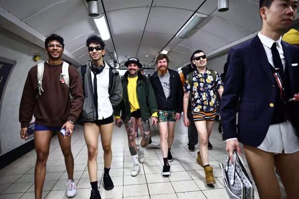 Rộ trend hàng trăm người dân Anh đồng loạt không mặc quần đi tàu điện ngầm-3