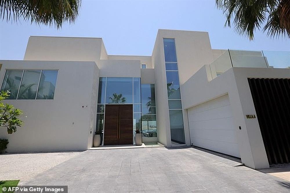 Messi just revealed a million dollar mansion, Ronaldo immediately bought a super mansion-5