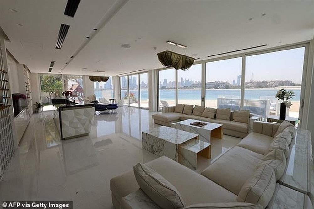 Messi just revealed a million dollar mansion, Ronaldo immediately bought a super mansion-6