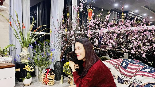 BTV Hoàng Trang khoe không gian sống, chưa tới Tết nhà đã rực rỡ toàn hoa-23