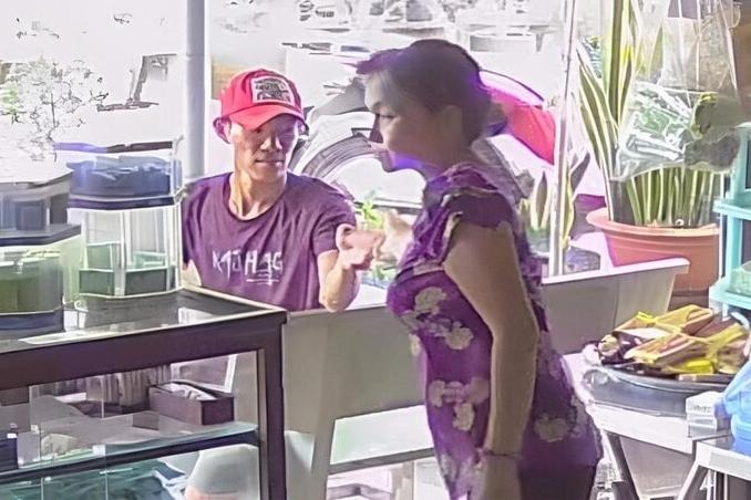 Cảnh sát đốt lửa chống muỗi khi tìm nghi phạm giết nhân viên quán cà phê-11