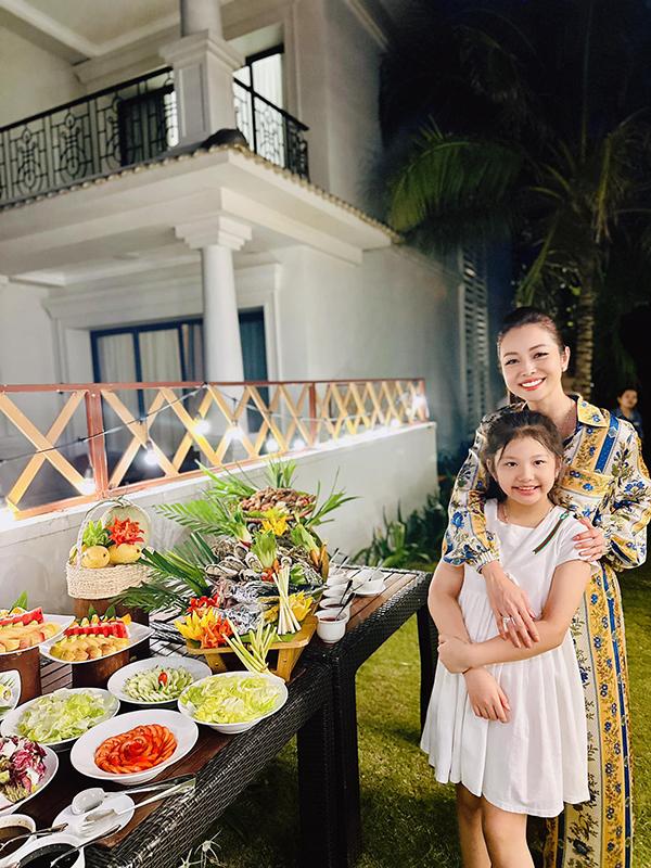 Con gái Jennifer Phạm xinh thế nào mà fan khen giống mẹ?-6