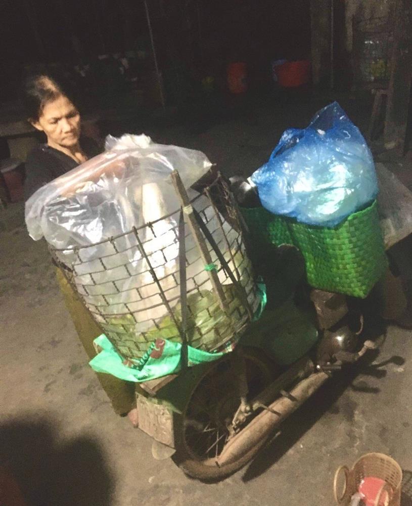 Tốt nghiệp thạc sĩ, chàng trai Quảng Ngãi quỳ lạy cảm tạ công ơn của mẹ-2