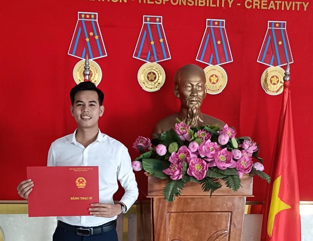 Tốt nghiệp thạc sĩ, chàng trai Quảng Ngãi quỳ lạy cảm tạ công ơn của mẹ-4