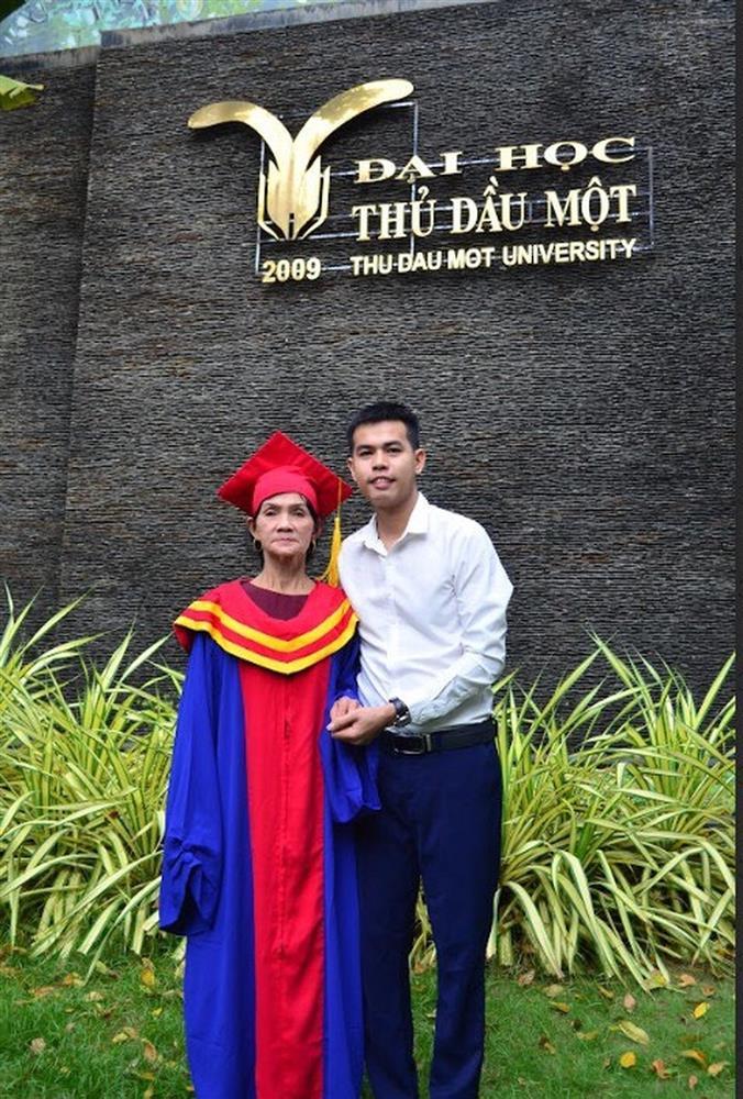 Tốt nghiệp thạc sĩ, chàng trai Quảng Ngãi quỳ lạy cảm tạ công ơn của mẹ-5