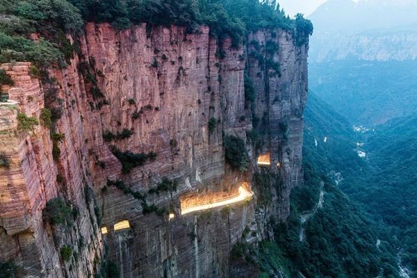 Cung đường nguy hiểm bậc nhất thế giới, dân làng đào bằng đục và búa-1