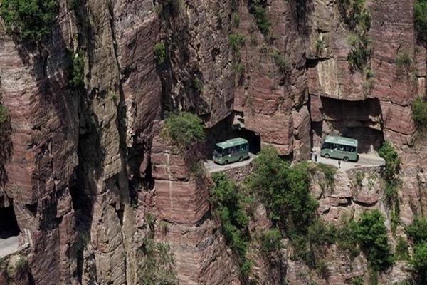 Cung đường nguy hiểm bậc nhất thế giới, dân làng đào bằng đục và búa-4