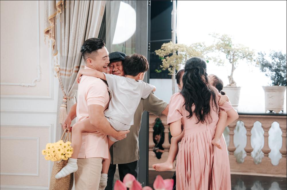 Thông điệp xúc động của MV Tết Bên Trong Chiếc Ôm-2