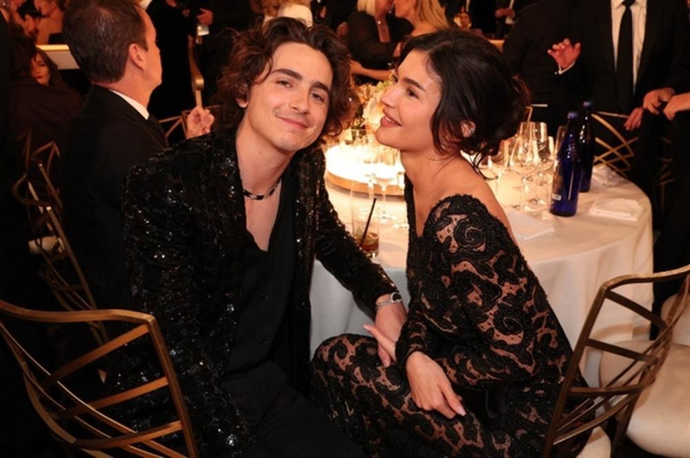Chàng thơ Timothée Chalamet ngọt ngào khóa môi bạn gái Kylie Jenner-2